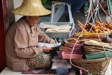 Yaşlı kadın satmak Tay geleneksel mutfak aletleri