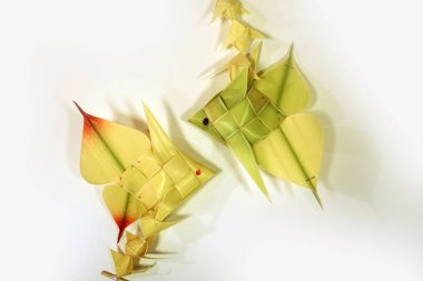 Tay tarzında palmiye yaprağı sazan balık mobil el sanatları