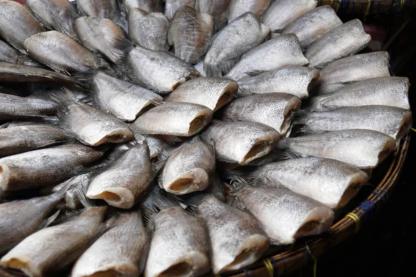 Peixes Secos Sol Tailandeses Cesta Mercado — Fotografia de Stock