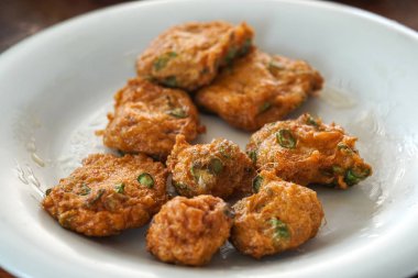 Tay tarzında baharatlı kızarmış balık köftesi