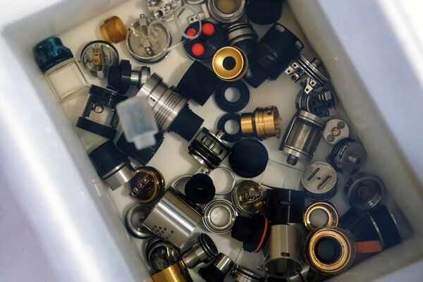 cleaning electronic cigarette atom parts in water