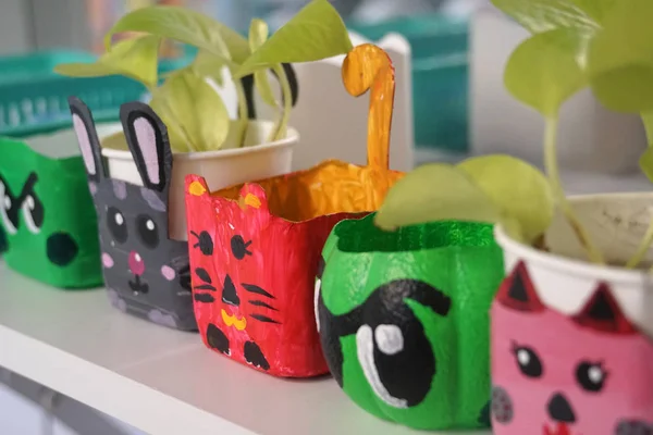 Sanat ve el sanatları tasarım çocuk oyuncakları geri dönüşüm malzemeleri