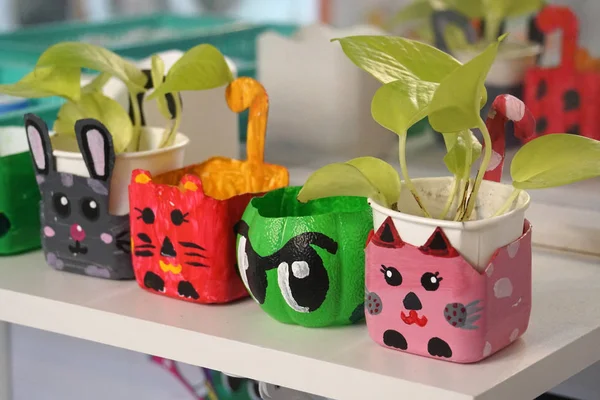 Sanat ve el sanatları tasarım çocuk oyuncakları geri dönüşüm malzemeleri