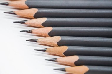 beyaz masa arka planda gri kalem keskin