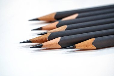 beyaz masa arka planda gri kalem keskin