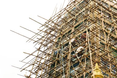 İşçi Shwedagon Pagoda Tapınağını yeniliyor