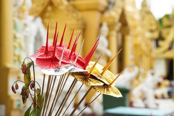 Shwedagon Pagoda Ofreciendo Papel Origami Oro Rojo Plata —  Fotos de Stock