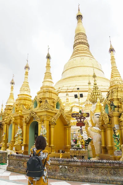 Mujer Mujer Turista Rezar Shwedagon Pagoda Templo Myanmar — Foto de Stock