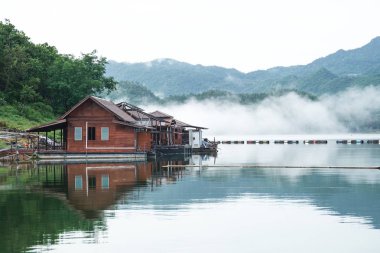 yenilemek, inşaat altında ahşap yüzen sal ev dağ Kanchanaburi Tayland tarafından tatil