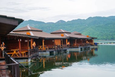 Kanchanaburi Dağı, Tayland 'da yüzen ahşap bir sal evi.