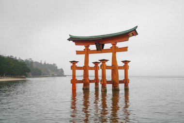 yüzen büyük torii kapısı, itsukushima, hiroşima