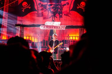 Çingene karnaval konseri, Pu Pongsit Khampee grubu sahnede