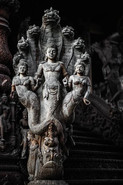 Rzeźba Bogini Drewna Rzeźba Bogini Architektura Zewnętrzna Sanktuarium Prawdy Tajlandia — Zdjęcie stockowe
