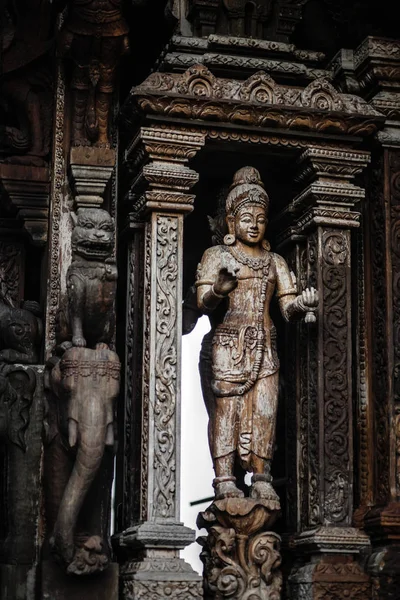 Divinità Scultura Legno Statua Architettura Esterna Santuario Della Verità Thailandia Foto Stock