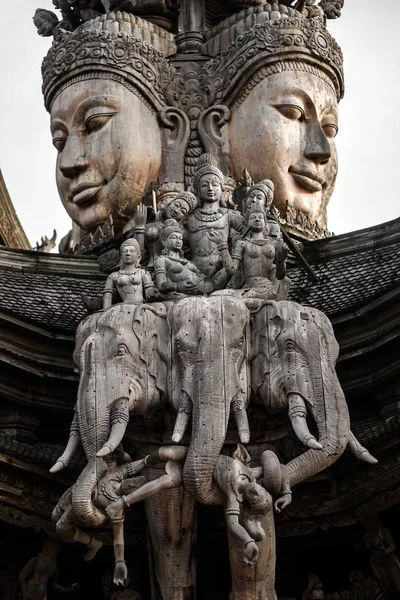 Divinità Scultura Legno Statua Architettura Esterna Santuario Della Verità Thailandia Foto Stock