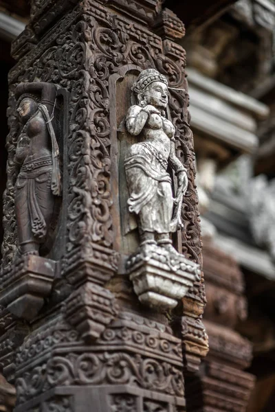 Divinità Scultura Legno Statua Architettura Esterna Santuario Della Verità Thailandia Foto Stock Royalty Free