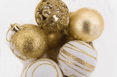 Noel kompozisyon. Beyaz bir arka plan üzerinde Noel topları, altın, gümüş ve beyaz süsler