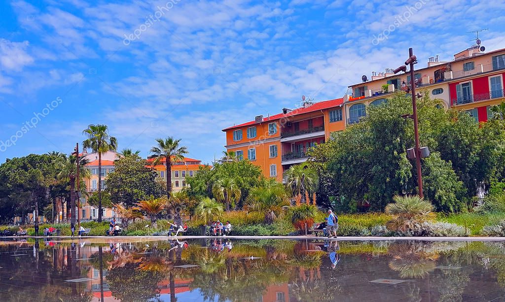 NICE, FRANCIA, MAYO 2018 Fuente en el parque Promenade du Paillon