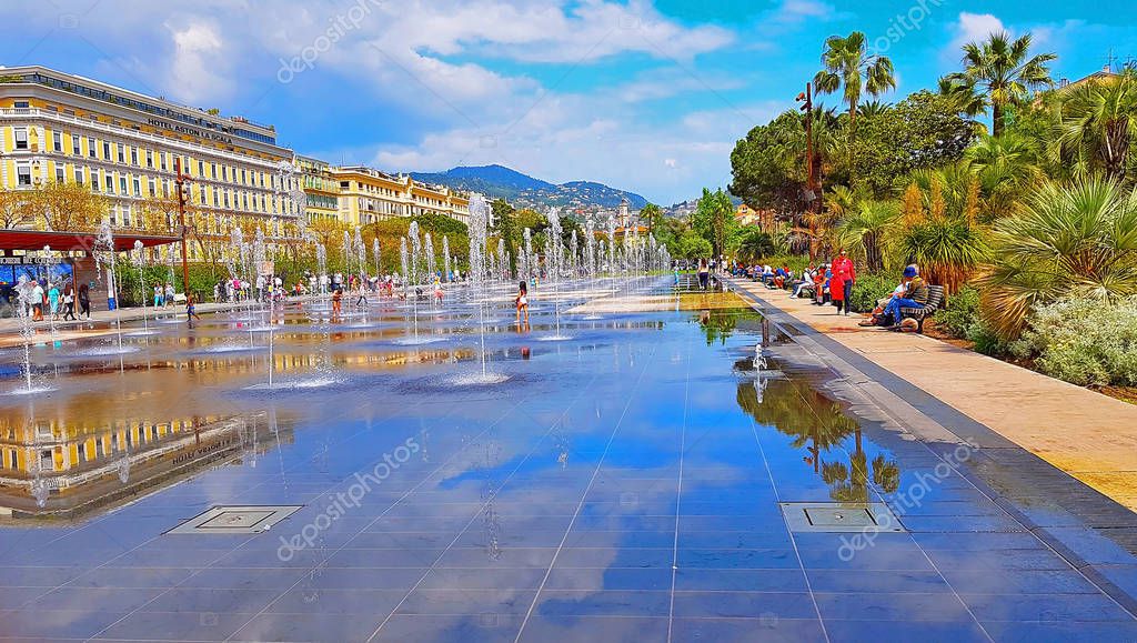 NICE, FRANCIA, MAYO 2018 Fuente en el parque Promenade du Paillon
