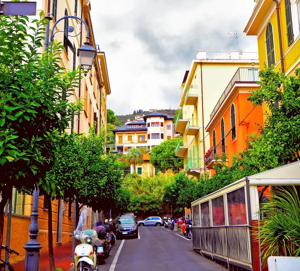 Şehir merkezinde, eski sokakta güzel turistik kasaba, Alassio (Savona üzerinde İtalyan Riviera San Remo, Liguria, Cote d'Azur, İtalya batısında) mesire