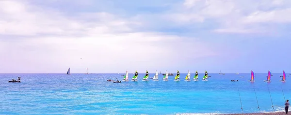 Nice Francia Mayo 2018 Playa Atardecer Coloridos Veleros Mar Costa — Foto de Stock