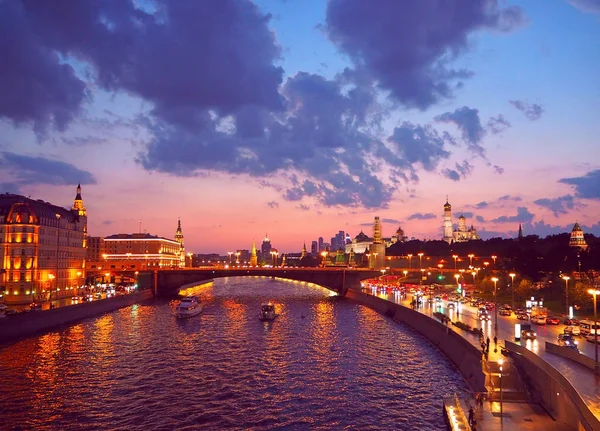 Köprüden Kremlin için Moskova Nehri ve Moscow City görüntüleyin. Panorama adlı günbatımı, Moskova, Rusya Federasyonu