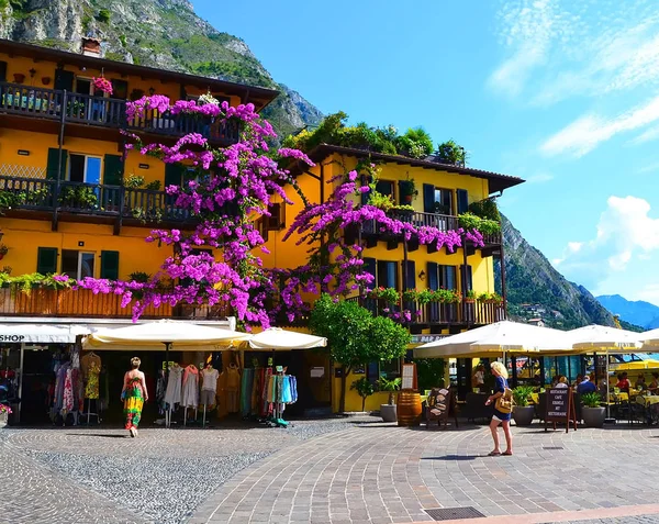 Limone Sul Garda, İtalya - Mayıs 2014: Güzel görünümü Limone sul Garda, dolgu, kafeler ve restoranlar. Limone sul Garda ünlü regione Lombardia, İtalya
