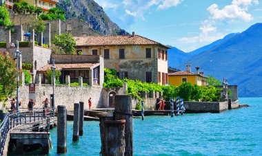 Limone Sul Garda, İtalya - Mayıs 2014: Güzel görünümü Limone sul Garda, dolgu ve kafeler. Limone sul Garda ünlü regione Lombardia, İtalya