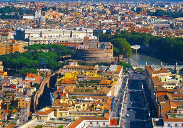 全景从空气到城市 圣洁天使城堡 圣彼得广场 Tevere Tibr 河和山在地平线上在一个夏天晴朗的天 意大利 — 图库照片