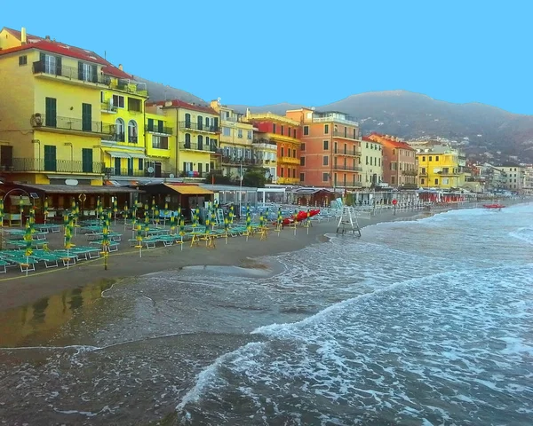 Güzel manzara deniz ve şehir Alassio renkli binalar, Liguria, İtalyan Rivierası, bölge San Remo, Cote d'Azur, İtalya
