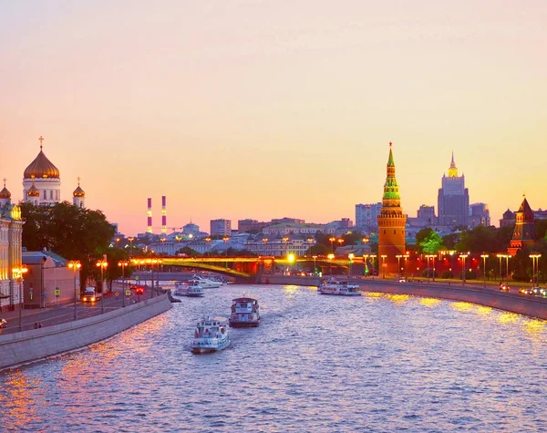 Köprüden Kremlin için Moskova Nehri ve Moscow City görüntüleyin. Panorama adlı günbatımı, Moskova, Rusya Federasyonu
