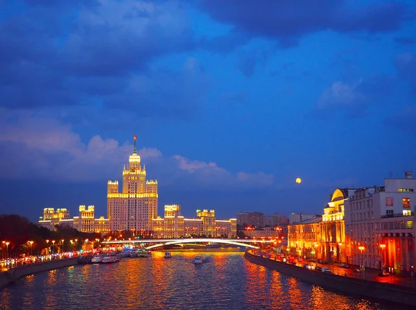 Görünüm Nehri üzerinde Kotelnicheskaya dolgu, Moskova Nehri, konut bir gökdelen üzerinde akşam Bolshoy Ustinsky köprü. Moscow, Rusya Federasyonu