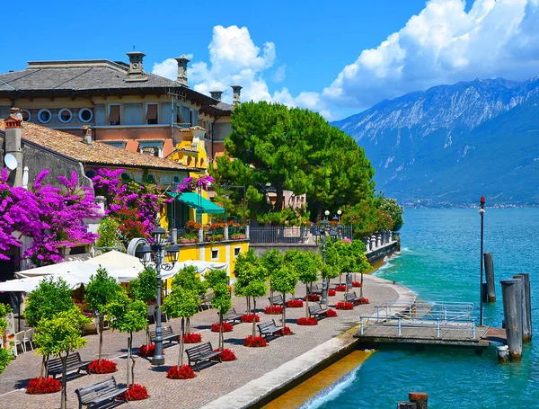 Bir Limone sul Garda, çiçek sahil güzel bahar bakış. Bir Limone sul Garda, Lombardiya, İtalya'nın ünlü bölge
