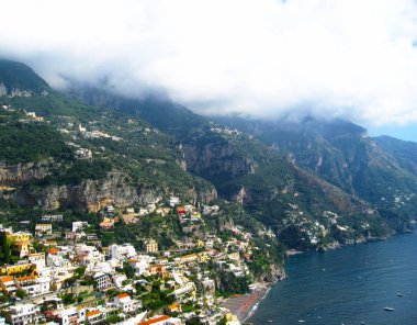 Positano köyü sahil görünümü, kayalık tepe üzerinde. Amalfi, İtalya