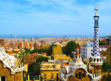 Park Guell mimar Antoni Gaudi Barcelona, İspanya tarafından. Barcelona şehir panoraması