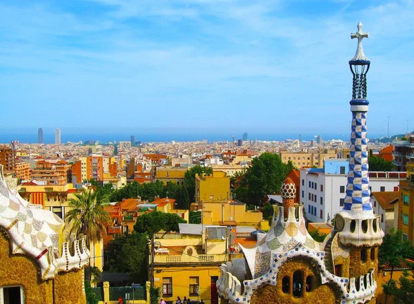 Park Guell mimar Antoni Gaudi Barcelona, İspanya tarafından. Barcelona şehir panoraması