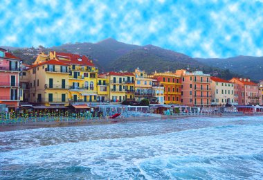 Güzel manzara deniz ve şehir Alassio renkli binalar, Liguria, İtalyan Rivierası, bölge San Remo, Cote d'Azur, İtalya