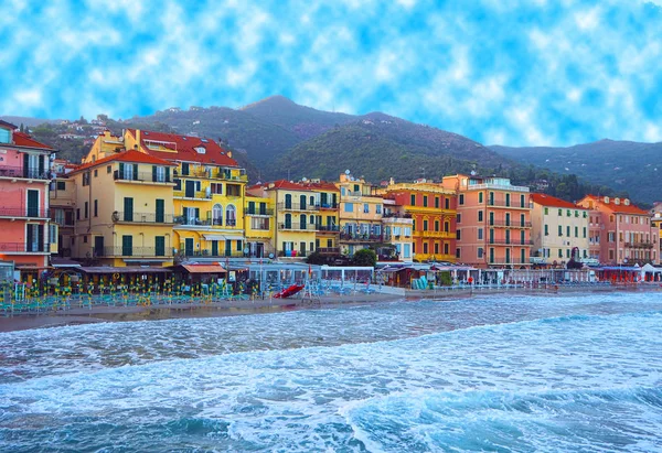 Prachtig Uitzicht Zee Stad Van Alassio Met Kleurrijke Gebouwen Italiaanse — Stockfoto