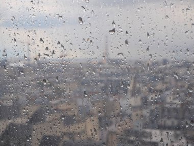Yağmur damlaları, bardakla bulanık kentsel arka plan, Paris, Fransa