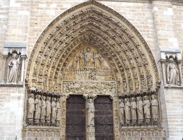 Heykeller Notre Dame de Paris Katedrali ana girişinde. Notre Dame - ünlü Gotik, Roma Katolik Katedrali Cite Adası, Paris, Fransa'nın Doğu yarısında.