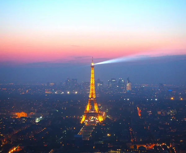 2017年4月29日 从蒙帕纳斯大厦鸟瞰巴黎天际线全景巴黎地平线与闪闪发光的埃菲尔铁塔 拉德芳斯和荣军院在日落 — 图库照片