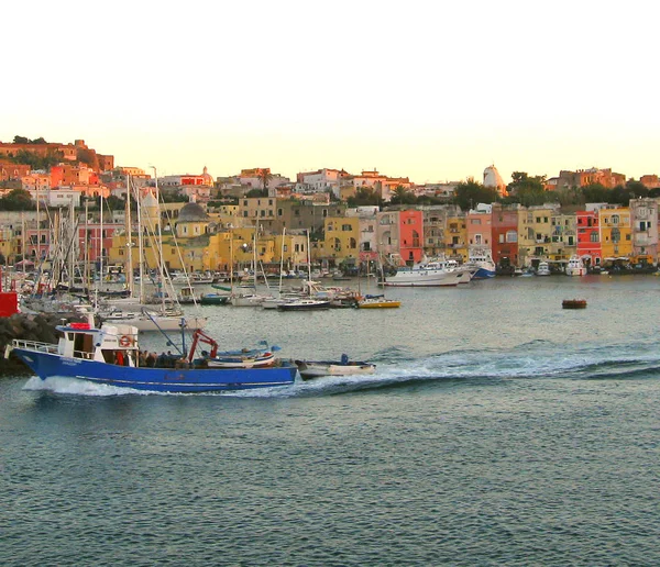 Napoli yakınındaki güzel Procida Island Campania bölgesinde. İtalya. Sihirli renkli evleri