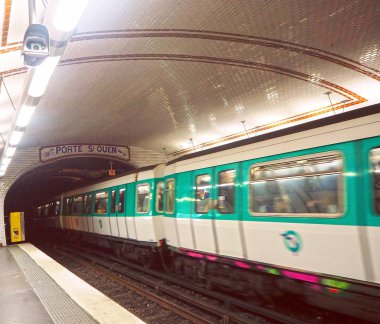 Paris, Fransa - Nisan 2017: Paris Metro Paris içinde dünyanın en büyük metro sistemine biridir. Çok popüler taşıma Paris Metro olduğunu