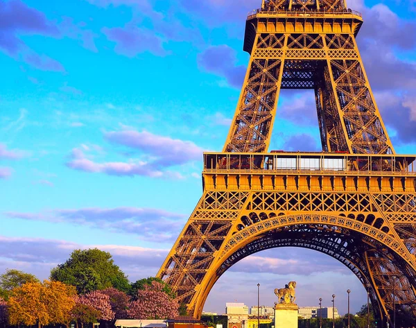 Torre Eiffel Ponte Com Escultura Rio Sena Paris França — Fotografia de Stock