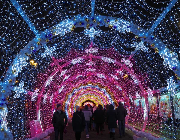 俄罗斯莫斯科 2018年1月 梅灿涅区大道上的多彩隧道 圣诞节 节日装饰品 — 图库照片