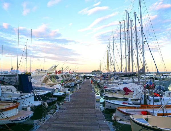 Luxusyachten Und Segelboote Seehafen Bei Sonnenuntergang Marine Parken Von Modernen — Stockfoto