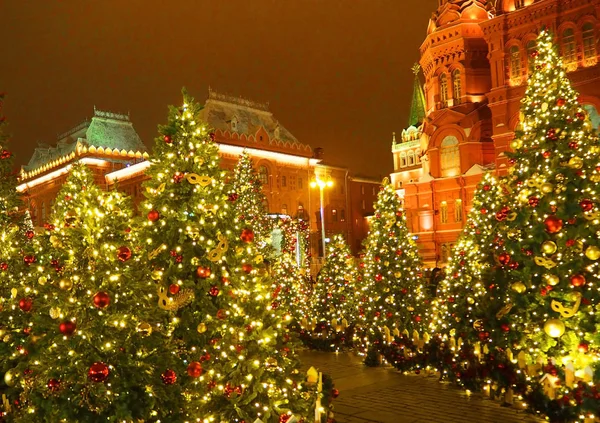 Weihnachtsbeleuchtung Und Geschmückte Weihnachtsbäume Auf Dem Manezhnaya Platz Zentrum Der — Stockfoto