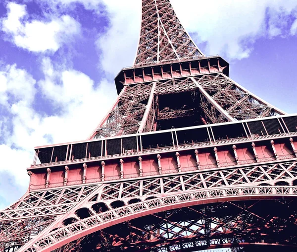 关闭埃菲尔铁塔的元素部分对明亮的蓝天与云彩 法国巴黎春天的日子 — 图库照片