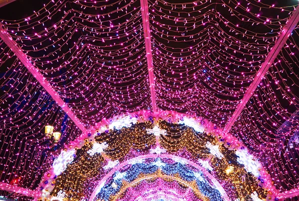 特维斯科伊大道上五颜六色的隧道 特写镜头 圣诞节 在莫斯科 俄罗斯的节日装饰 — 图库照片