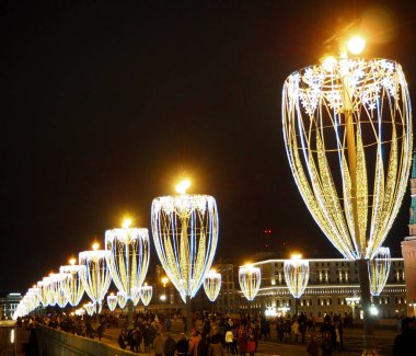 Moskova, Rusya - Ocak 2018: Noel dekorasyonu, Moskova aydınlatma Moskvoretsky köprüde yanındaki Kremlin, Rusya Federasyonu